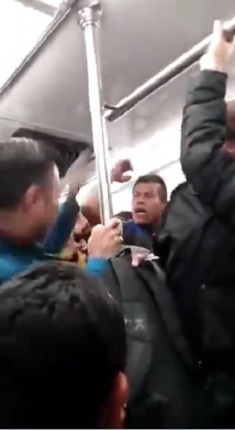 Sujeto jala palanca de emergencia del Metro y lo golpean