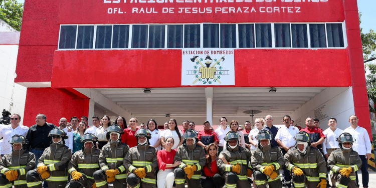 Con millonaria inversión fortalecen y equipan a bomberos de Cancún