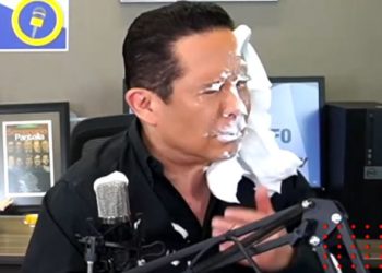 Gustavo Adolfo Infante recibe tremendo pastelazo en pleno programa en vivo
