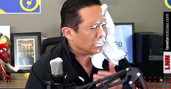 Gustavo Adolfo Infante recibe tremendo pastelazo en pleno programa en vivo