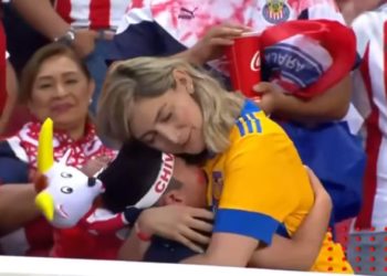 VIDEO: Aficionada de Tigres consuela a pequeño fan de Chivas