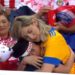 VIDEO: Aficionada de Tigres consuela a pequeño fan de Chivas