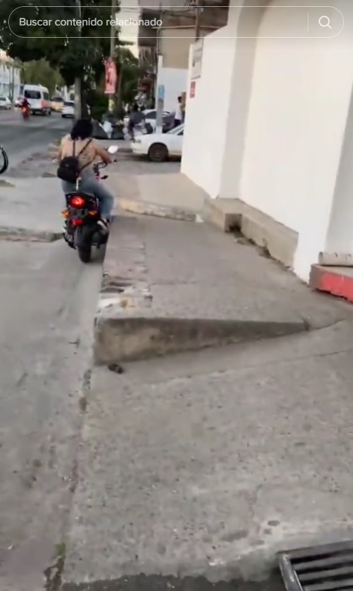 Joven compra motocicleta nueva y la destroza (VIDEO)