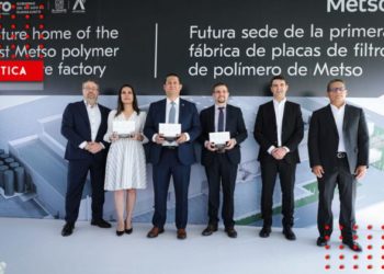 Diego Sinhue Rodríguez coloca primera piedra de empresas