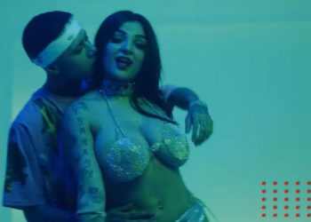 Karely Ruiz celebra debut como cantante con baño de espuma