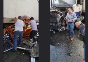 Hombre se impacta contra tráiler y sobrevive de milagro