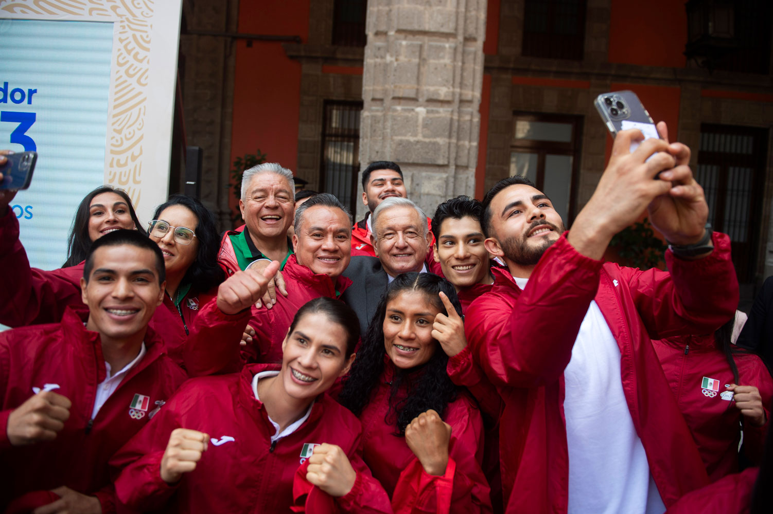 AMLO anuncia apoyo a deportistas que irán a Centroamericanos