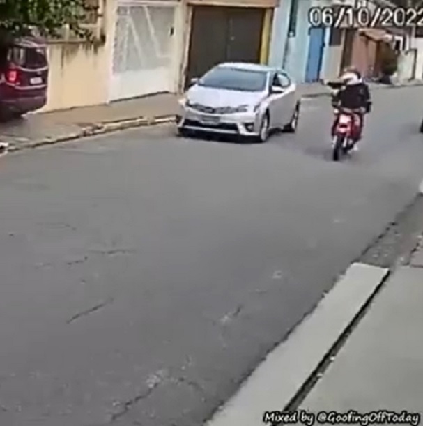 Asaltantes amagan a automovilista y los atropellan (VIDEO)