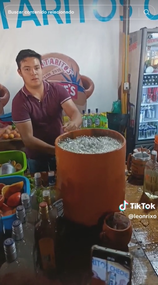 VIDEO: Jóvenes compran cantarito de 5 mil pesos; les explota