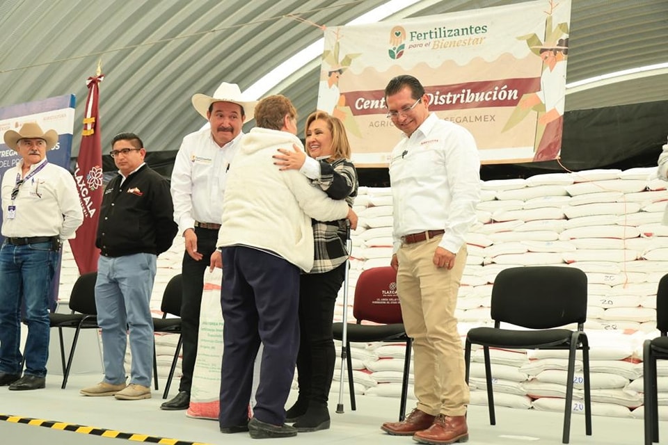Lorena Cuéllar entrega fertilizantes para el bienestar