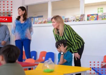 Maru Campos entrega licencias a estancias infantiles