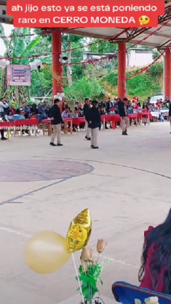 Graduados bailan vals con canción de Peso Pluma (VIDEO)