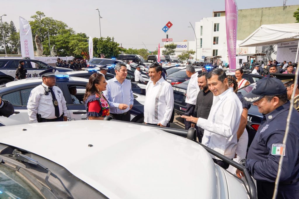 Salomón Jara entrega 212 vehículos para reforzar seguridad