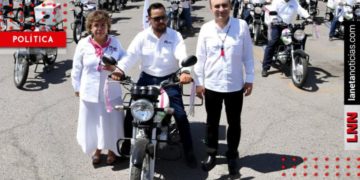 Alfonso Durazo entrega motocicletas a Sepomex en Sonora