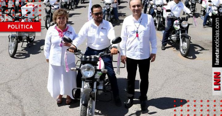 Alfonso Durazo entrega motocicletas a Sepomex en Sonora