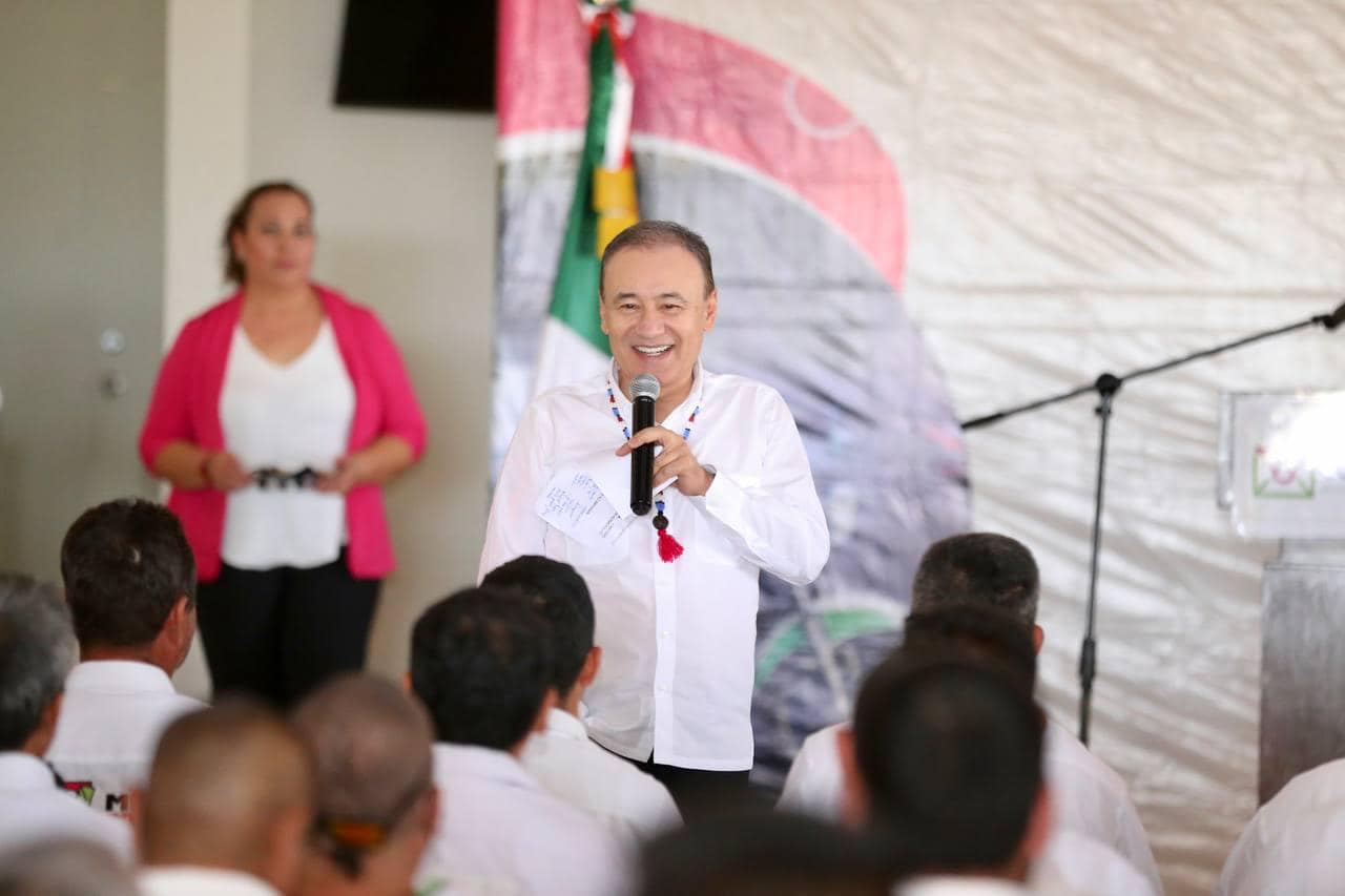 Alfonso Durazo entrega motocicletas a Sepomex en Sonora