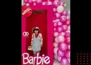 Niña vendedora de dulces se toma foto en caja de Barbie
