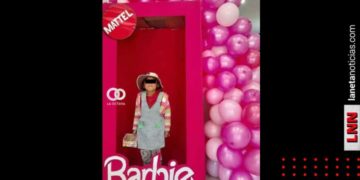 Niña vendedora de dulces se toma foto en caja de Barbie