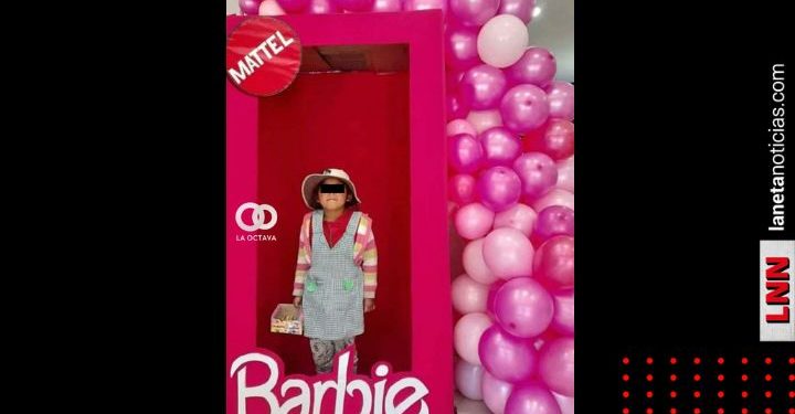 Niña vendedora de dulces se toma foto en caja de Barbie
