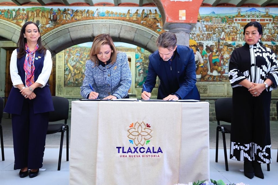 Lorena Cuéllar firma convenio con Fundación Teletón