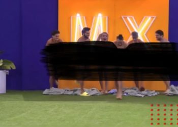 Integrantes de Team Infierno se lanzan desnudos a la alberca