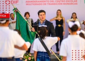 Samuel García abandera Centro Escolar Multigrado Monarcas