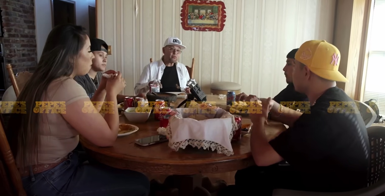 Yahritza y su Esencia comen salsa de molcajete (VIDEO)