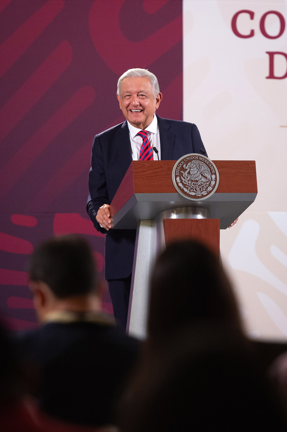 AMLO toca el tema de reducción de operaciones del AICM