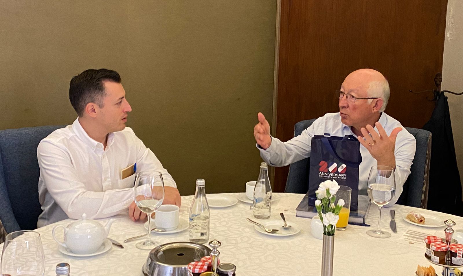 Ken Salazar se reúne con alcalde Colosio Riojas en Monterrey