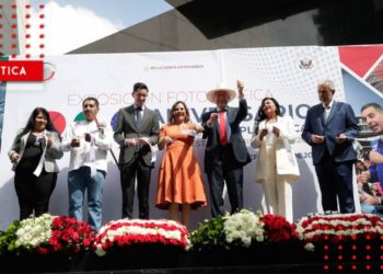 Ken Salazar inaugura exposición fotográfica en el Senado