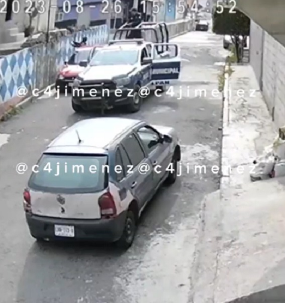 VIDEO: Polis aprovechan descuido y se roban cartón de chelas