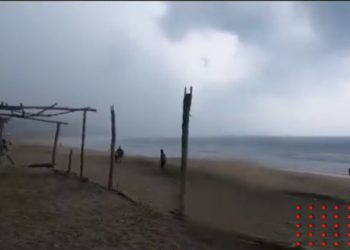 Michoacán: Rayo mata a dos personas en la playa (VIDEO)