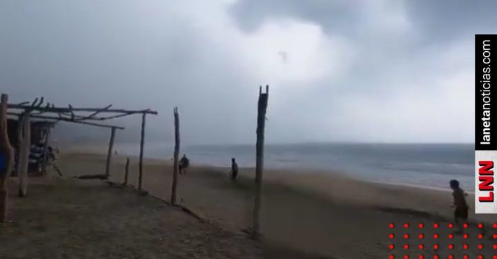 Michoacán: Rayo mata a dos personas en la playa (VIDEO)