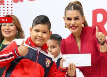 Evelyn Salgado entrega becas a estudiantes de Guerrero