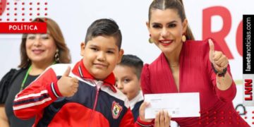 Evelyn Salgado entrega becas a estudiantes de Guerrero