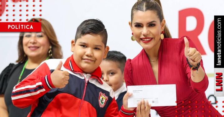 Evelyn Salgado entrega becas a estudiantes de Guerrero