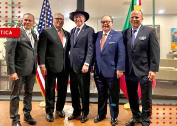 Ken Salazar recibe a representantes de Cámara de Comercio