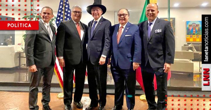 Ken Salazar recibe a representantes de Cámara de Comercio