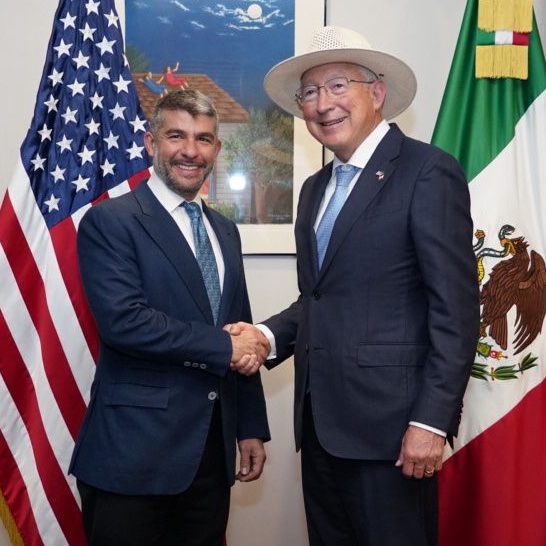 Ken Salazar se reúne con alcalde de Miguel Hidalgo en CDMX