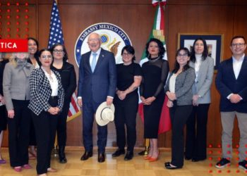 Ken Salazar se reúne con organizaciones de la sociedad civil