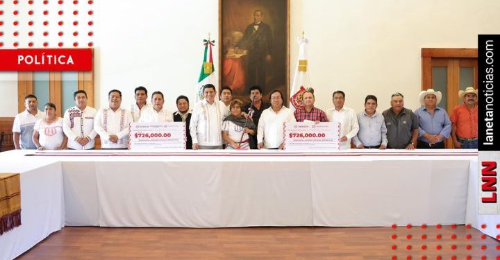 Salomón Jara entrega apoyos para impulsar la cultura