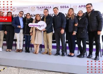 Lorena Cuéllar recibe ambulancias de Beneficencia Pública