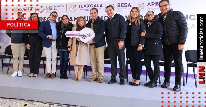 Lorena Cuéllar recibe ambulancias de Beneficencia Pública