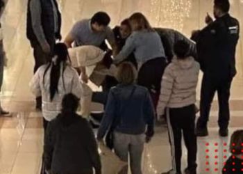 Sujeto se gasta aguinaldo con la amante; esposa los descubre