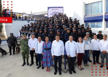 Salomón Jara entrega equipo a Policía Estatal de Oaxaca