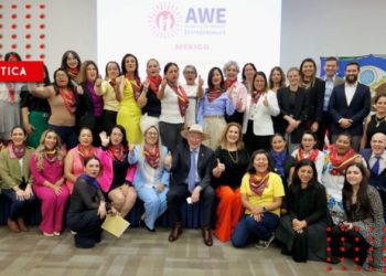 AWE: Ken Salazar reconoce labor de mujeres emprendedoras