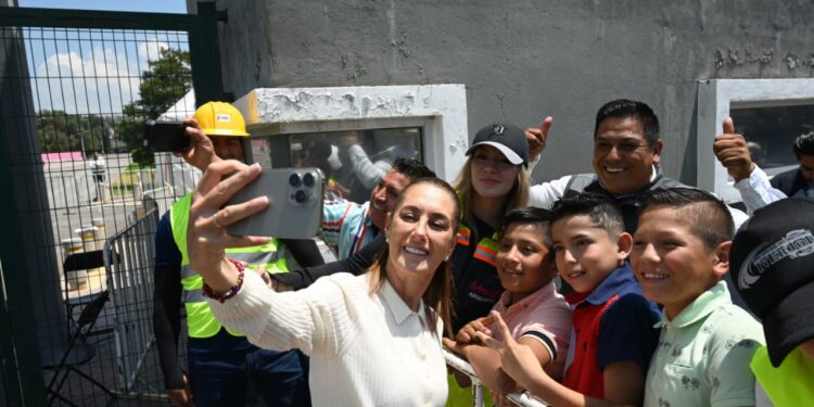 En Edomex, la presidenta Claudia Sheinbaum da banderazo de salida a nuevos trenes de repavimentación