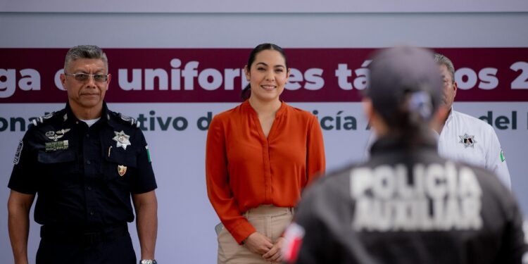 La gobernadora Indira Vizcaíno entrega uniformes a la Policía Auxiliar Estatal, con inversión de 734 mil pesos