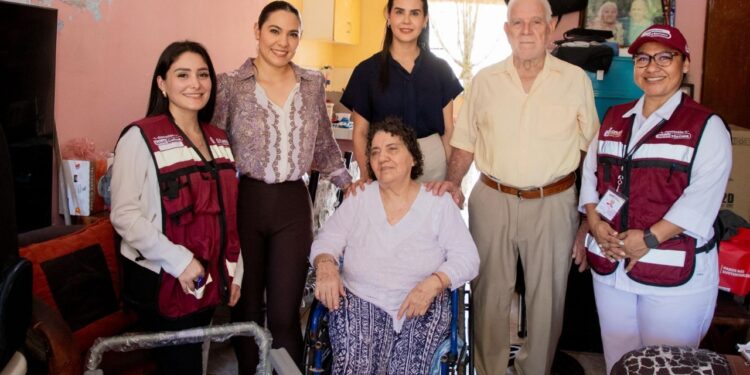 Indira Vizcaíno visita a pacientes de Operación Salud a tu Casa en Manzanillo