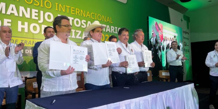 Firman convenio de cooperación el IICA y los Comités Estatales de Sanidad de Sinaloa en el marco de la CONISIAPA 2025